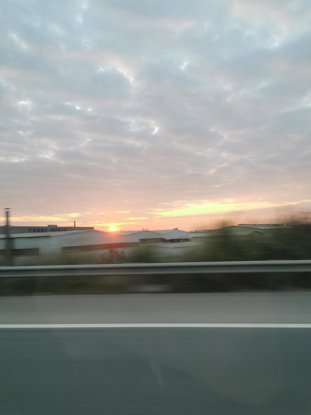 人迷茫的时候该干什么？其实答案很简单，只是太多人宁愿陷在胡思乱想的内耗里，也不愿