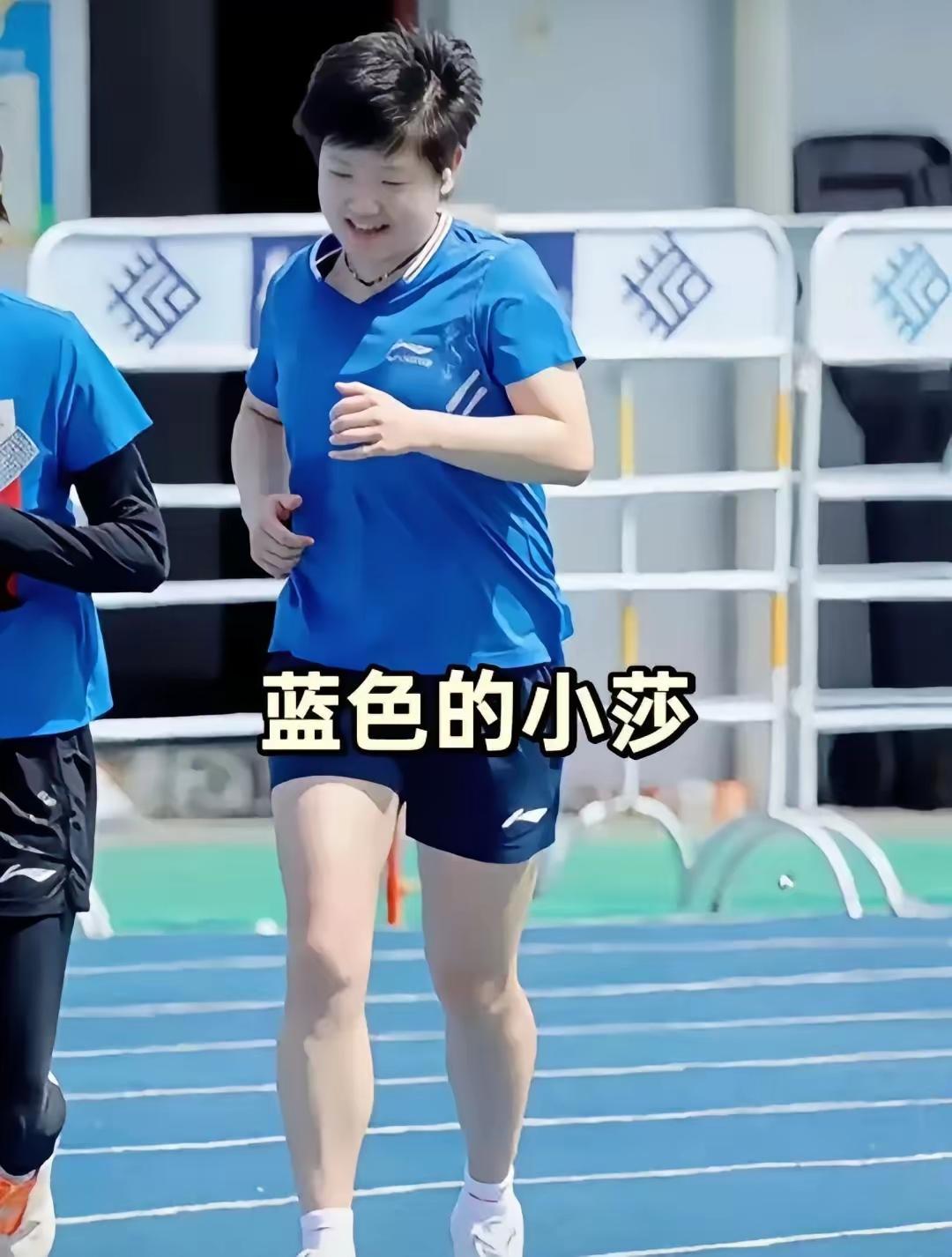 刚刷到早上跑早操的新鲜莎莎清晨的阳光照在莎莎可爱的小脸上太治愈了我最喜欢看莎
