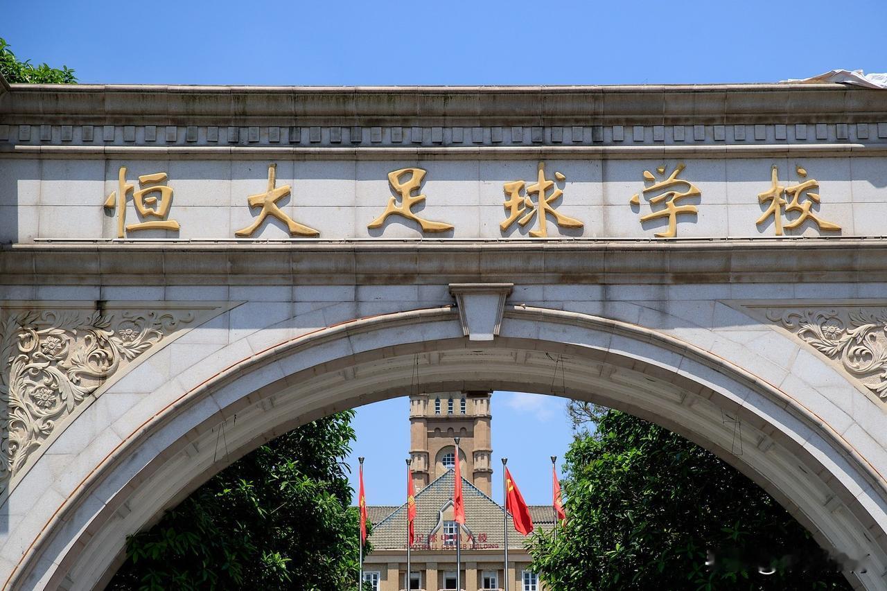 而徐彬出自于广州恒大足球学校，而另外一位最近较火爆的U23球员王博豪也是广州恒大