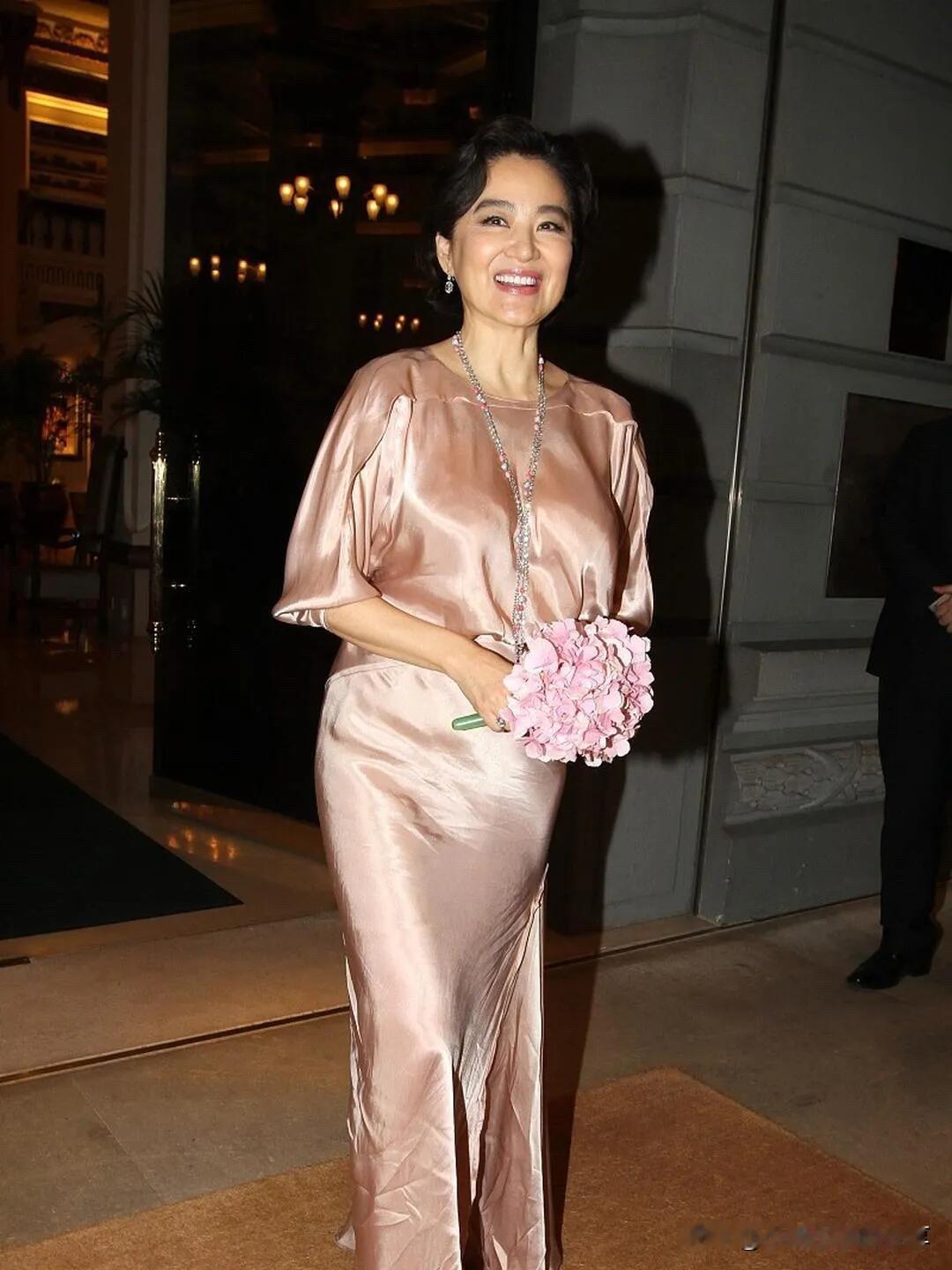 照片中的她发福了，腚大腰圆的，即使是现在老了也还有当年女神的范，珠圆玉润，光彩照