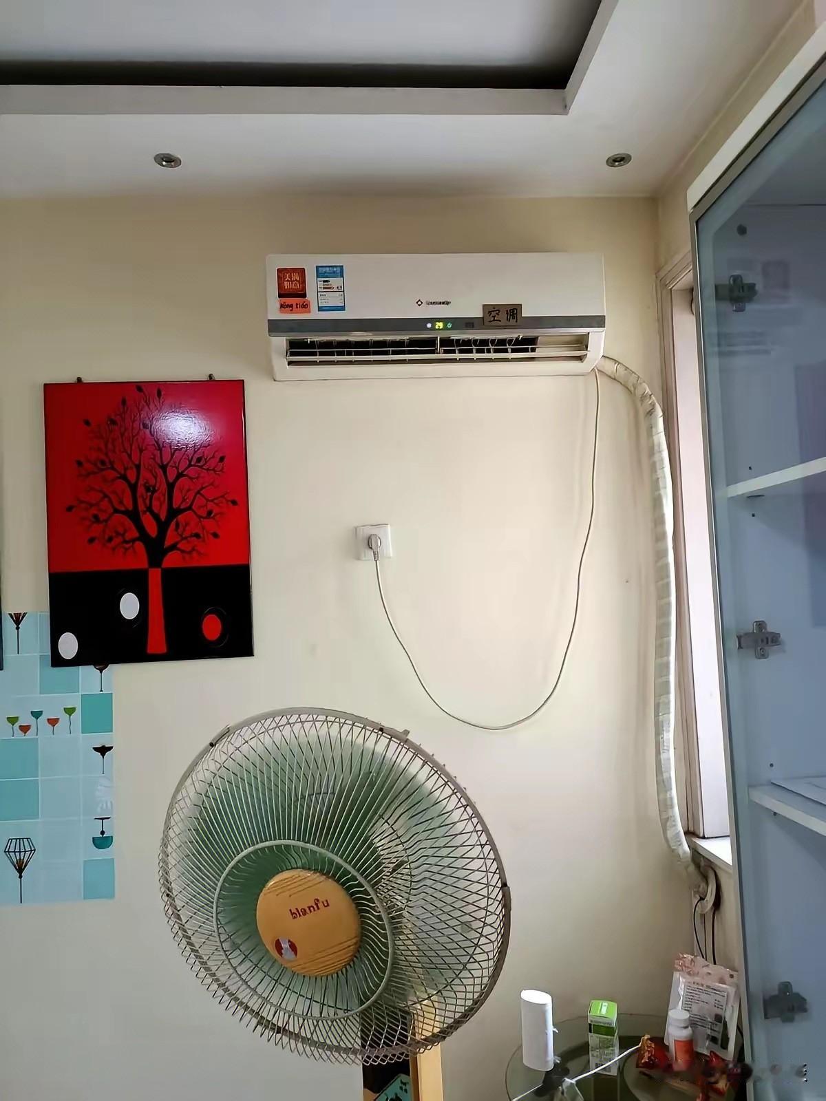 我发现一个夏天省电的小妙招，就是开空调还要开风扇！我以前有种错觉，以为又开空