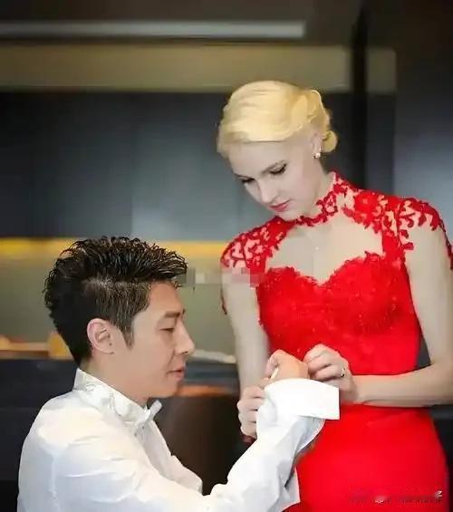 八年前亿万豪门千金李白执意要嫁给撒贝宁，甚至与父亲决裂，如今八年过去，彻底印证了