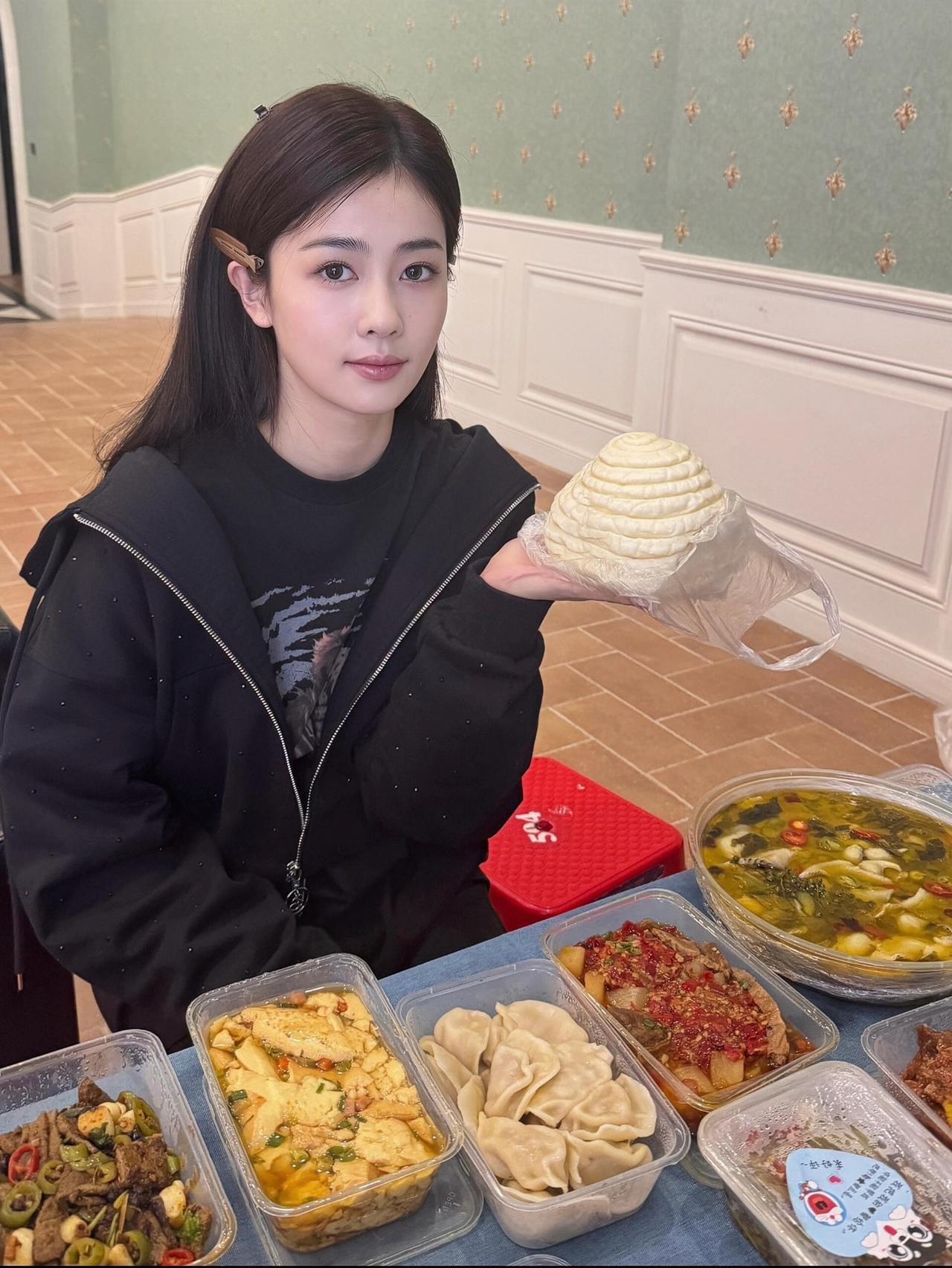 8月4日，白鹿晒日常午餐，有饺子、菜微辣，还有水果拼盒，自律的营养搭配。白鹿