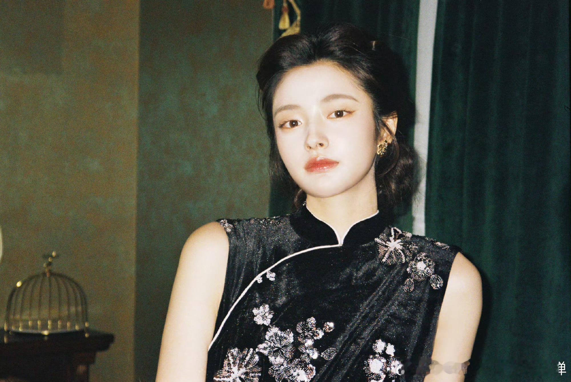 徐若晗民国造型妈咪级别谁懂啊！徐若晗穿民国旗袍的样子直接戳在我审美上！深紫丝绒