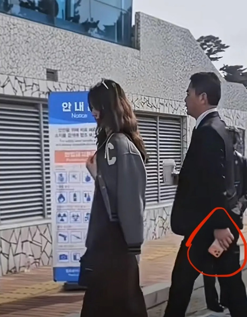 刘强东的iPhone17ProMax也带壳，虽然当大佬很多年，但骨子里还是