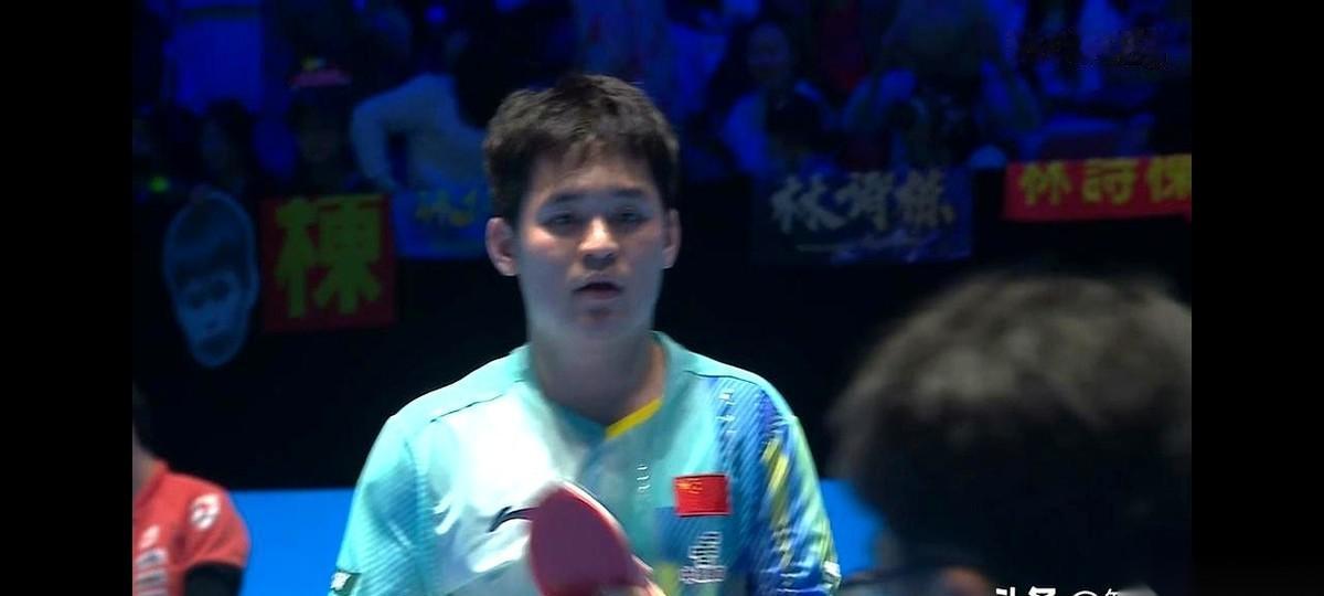 3比1，林诗栋一只脚已经踏进了亚洲杯四强的大门。球拍在他手里，感觉一切尽在掌握