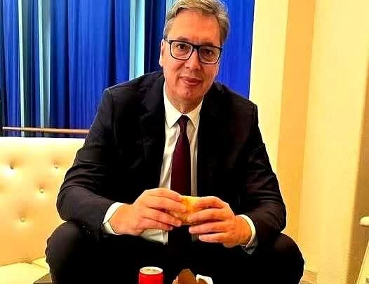 刚在联合国为整个国家发完言，扭头就坐在角落里啃三明治。还自己发动态调侃，