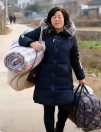 村里有个大姐跟老公离婚了，去外面打工，过年的时候，她回来了，她回到娘家，弟媳妇和