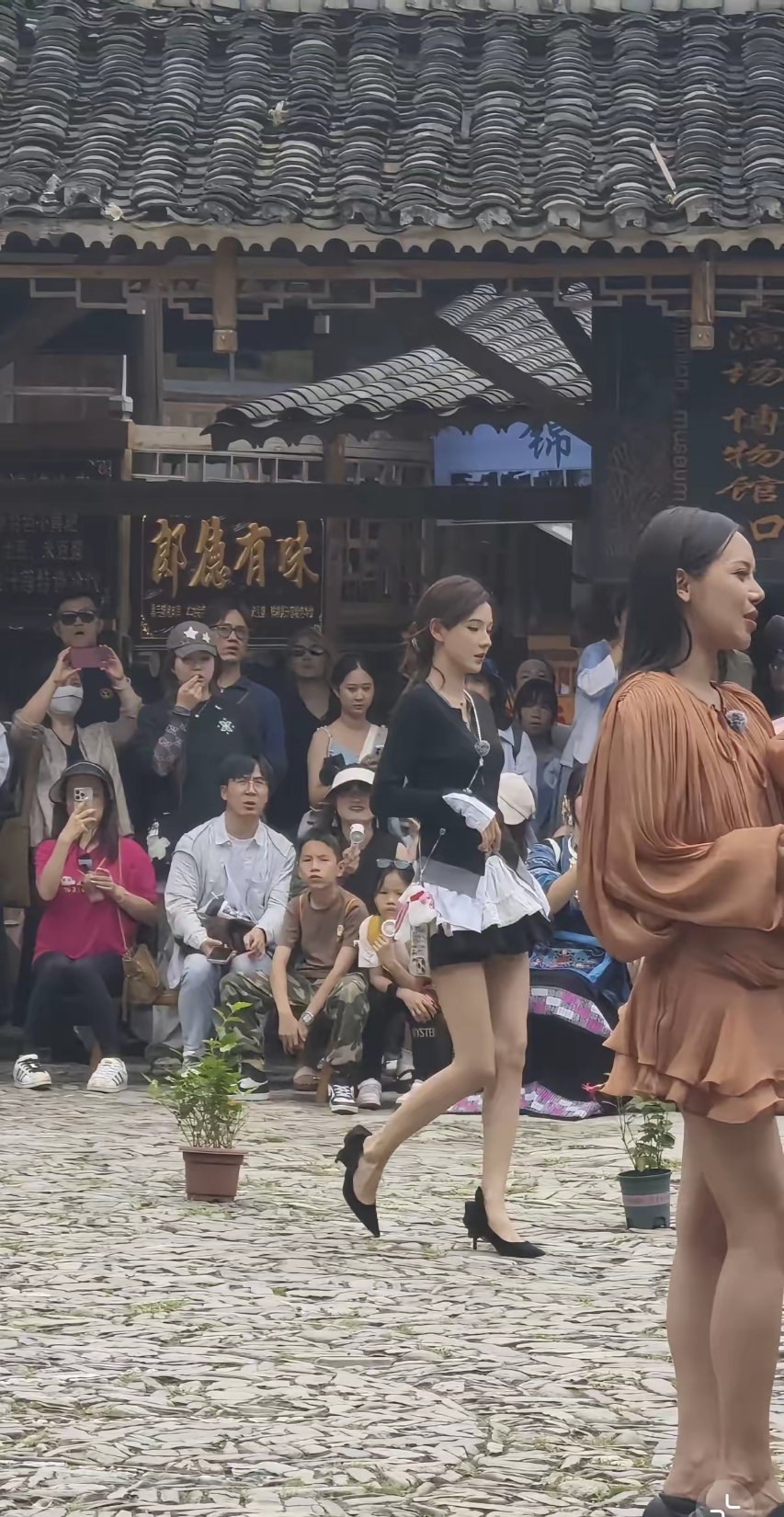 张予曦朗德被偶遇，穿黑色高跟筷子腿真耐看，本人笑得好开心