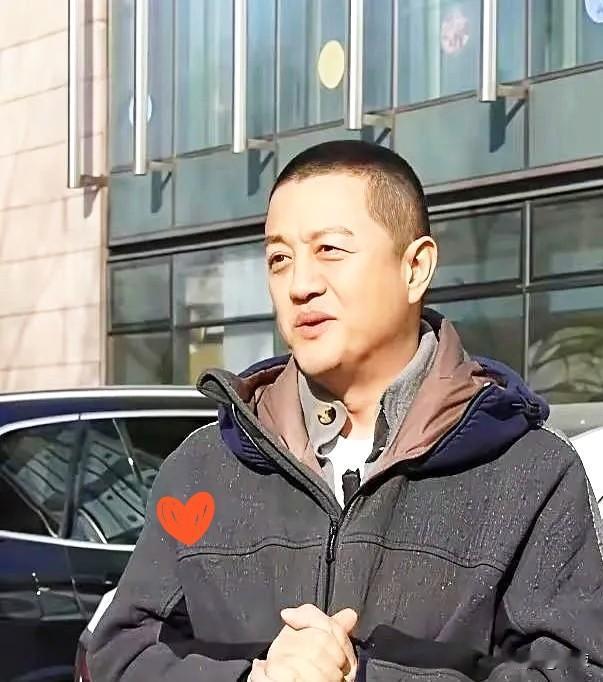 两千一百万捐款刚进账。法院的腾退令就到了门口。数字是热的。43万笔小额转账。