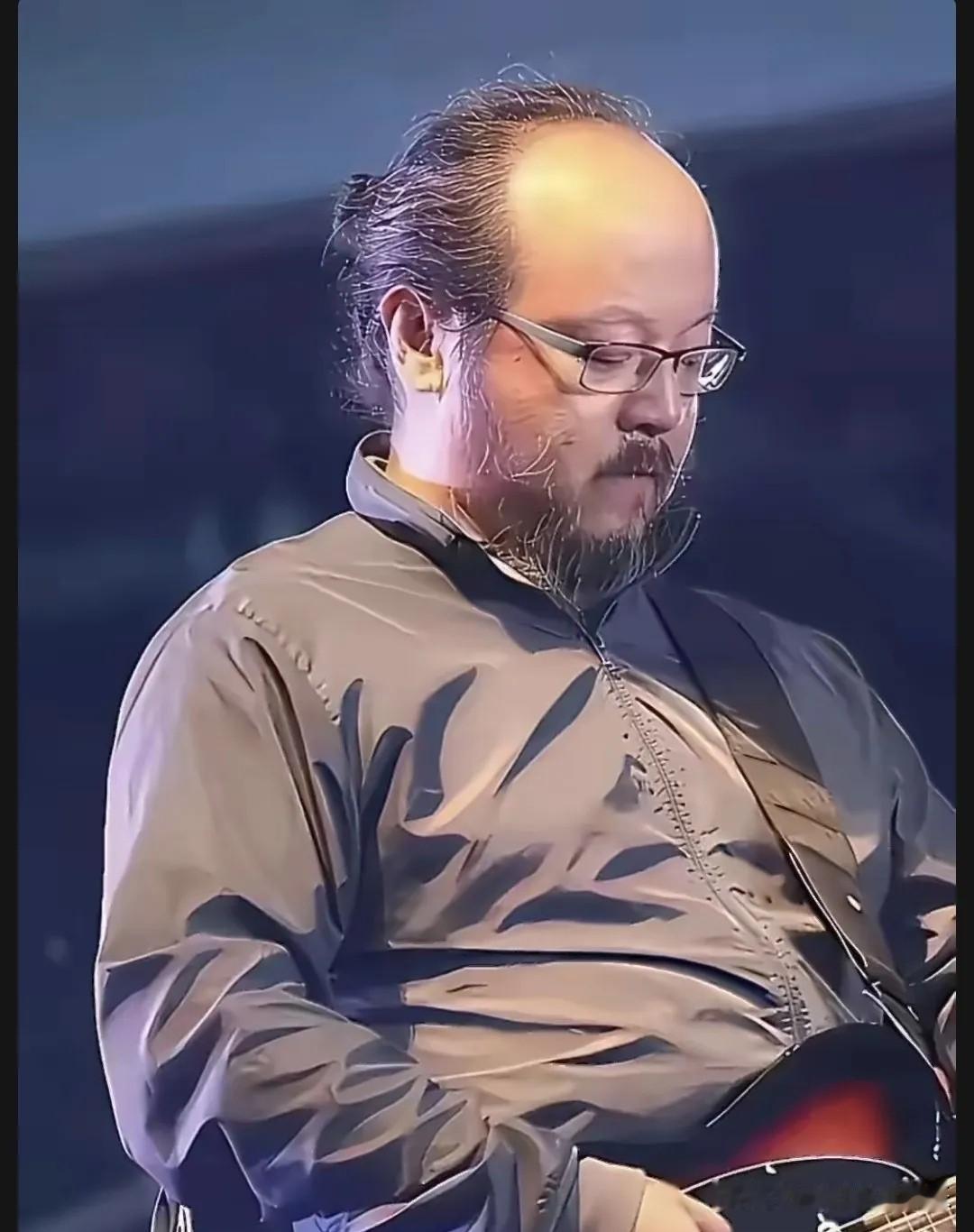 狗仔问窦唯离婚时分到多少钱？窦唯一脸懵，他说不知道离婚还有钱分。王菲窦唯各管