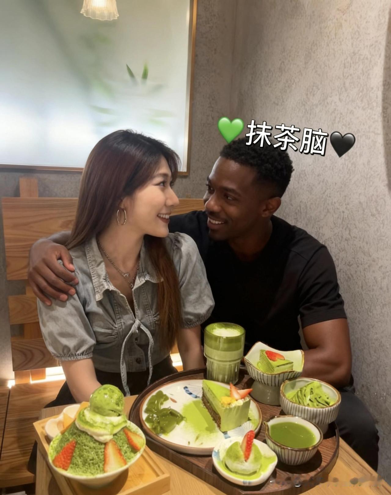 1黑人朋友晒私密照秀恩爱？真正的爱情，藏在菜市场和厨房的烟火气里！最近刷到有