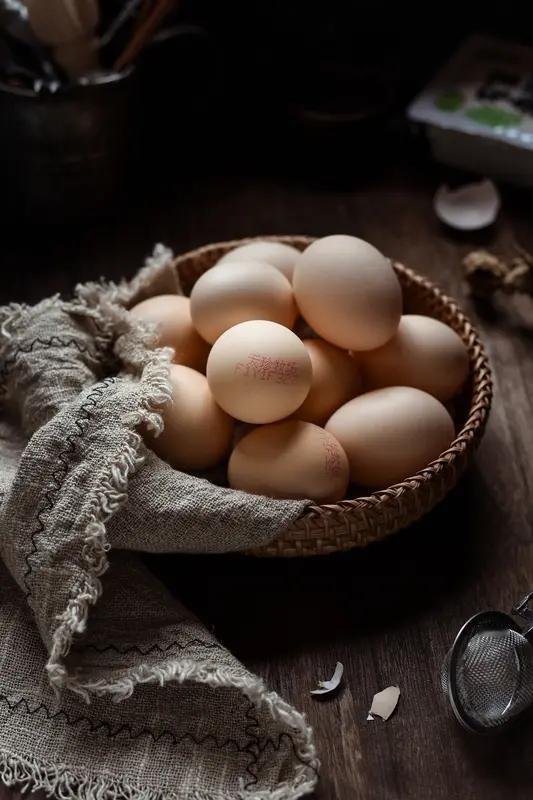 吃鸡蛋好处多多，它营养超丰富。每100克鸡蛋含144大卡热量，有蛋白质、脂肪、碳