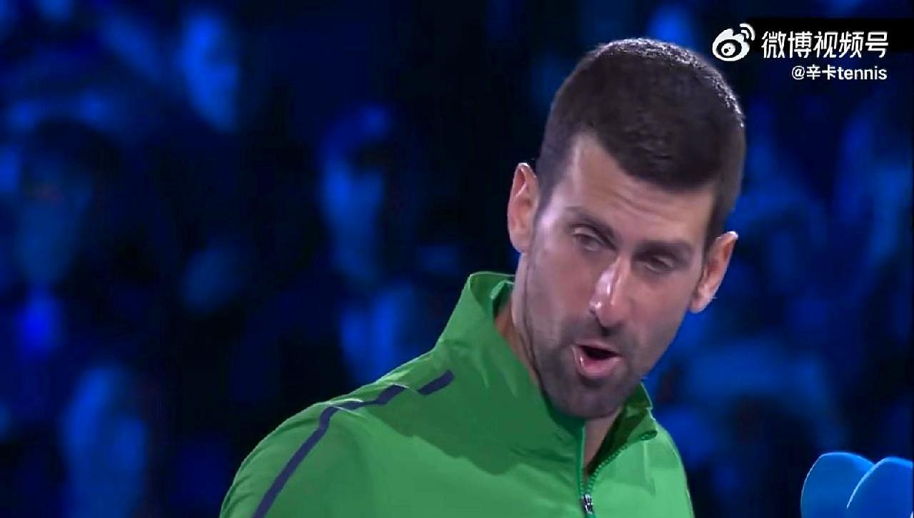 澳网颁奖台，德约一句话，纳达尔眼眶红了。德约举起亚军奖盘，眼睛却穿过人海，