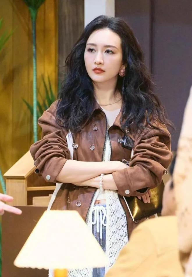 42岁王鸥的时髦感，真的绝了！一件棕色皮衣外套，叠穿了一件白色蕾丝罩衫，再