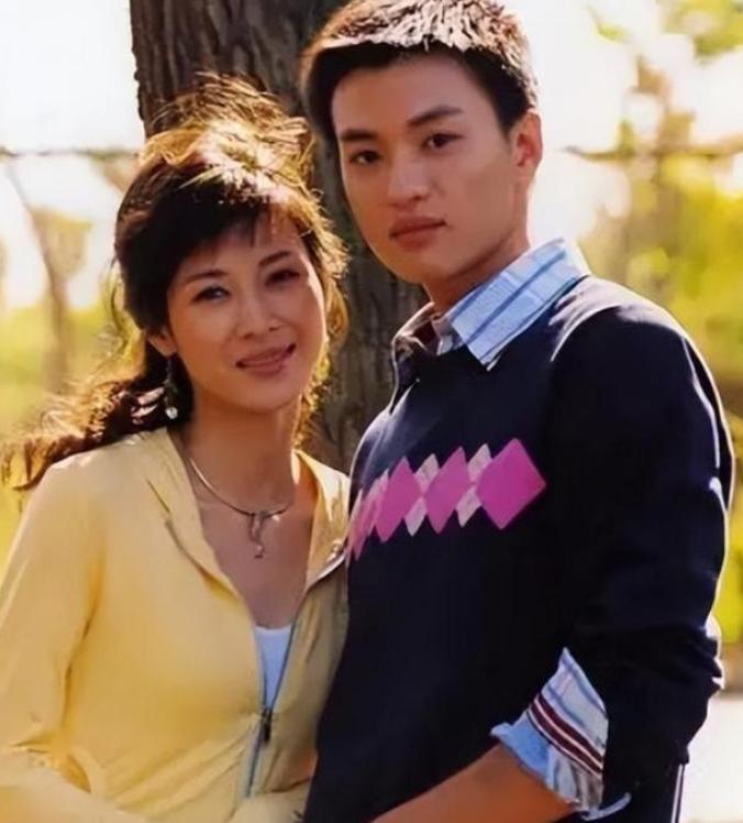 2011年饰演李云龙老婆的童蕾，因800万别墅，抛弃相恋5年的男友周一围，投入身