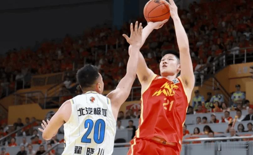CBA适应新潮流，改变势在必行。如今国际篮球包括NBA都朝着更高、更快、更强发展