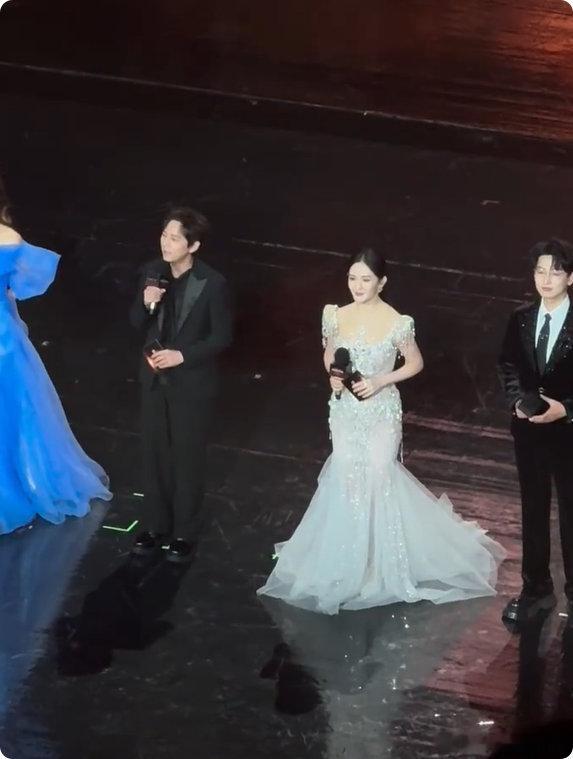 谢娜视界大会造型出图谢娜视界大会主持造型娜姐的冰雪女王造型也太戳我了！优雅又不