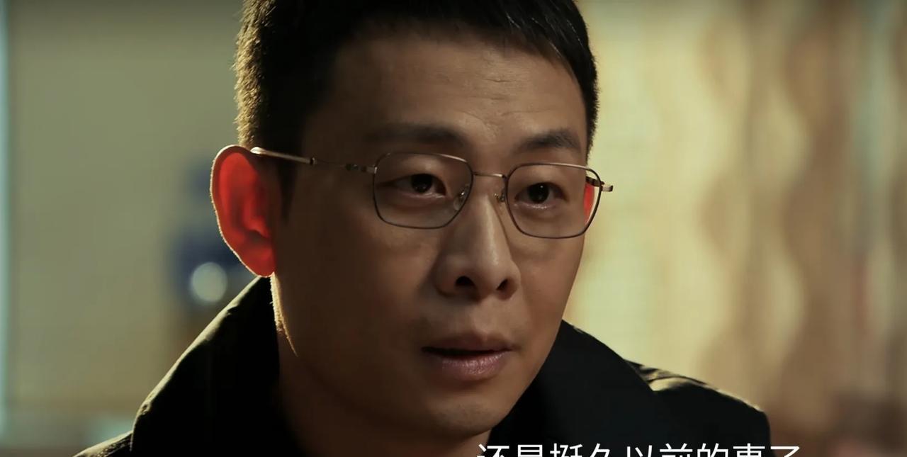 《以法之名》洪亮通过乔振兴生前的通话记录，发现两个关键人物。一个是外卖员公小路