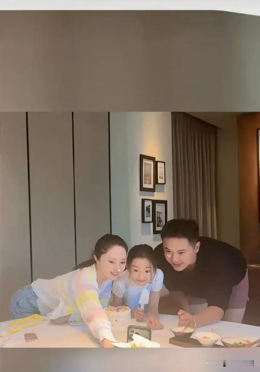 董璇和前夫离婚后罕见同框，为了小酒窝的十岁整生日，这也是传统文化中对孩子很重要的