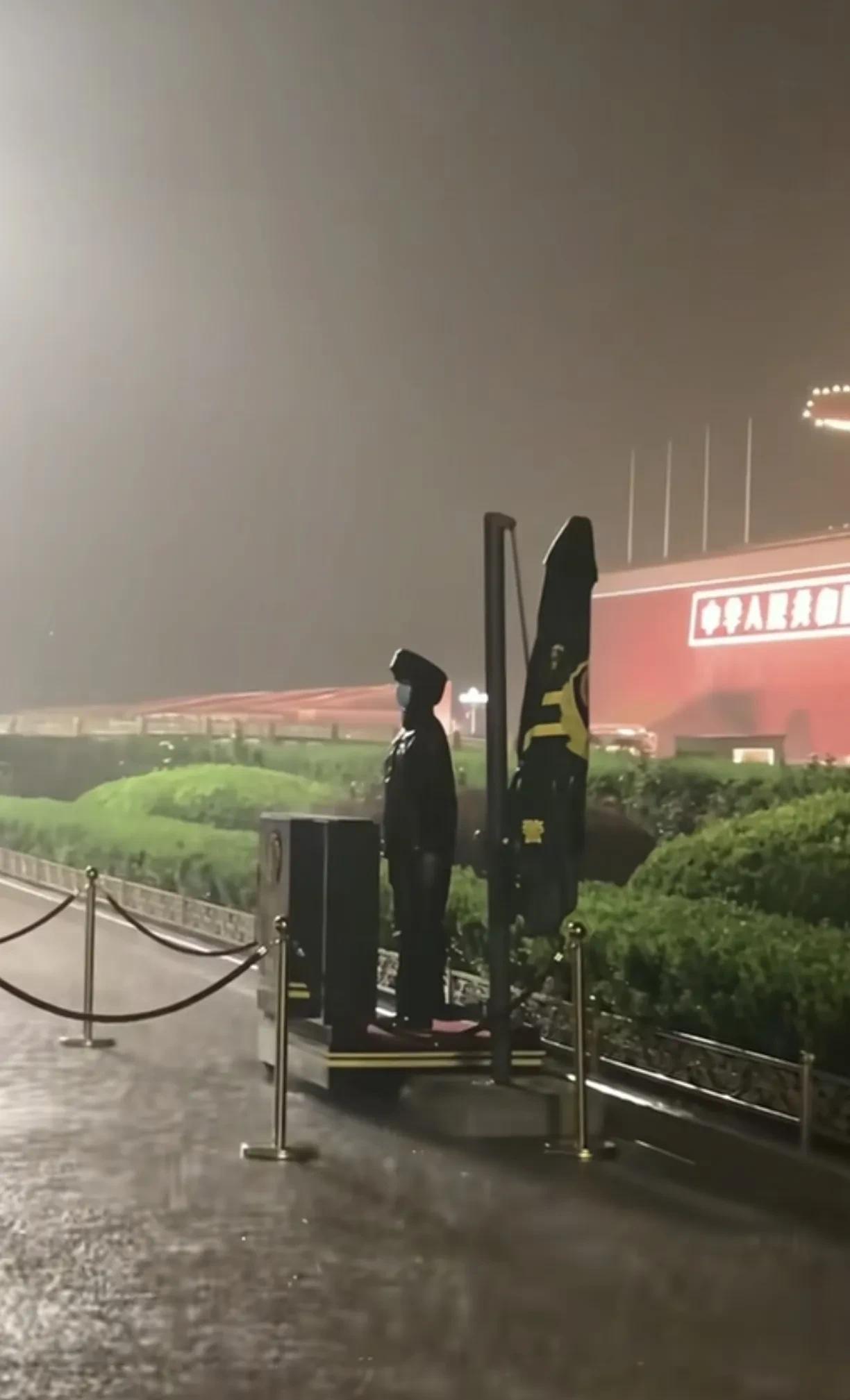 弱弱问一下，下那么大雨，哨兵为啥不打开伞？下面的这张照片，拍摄于2025年5月