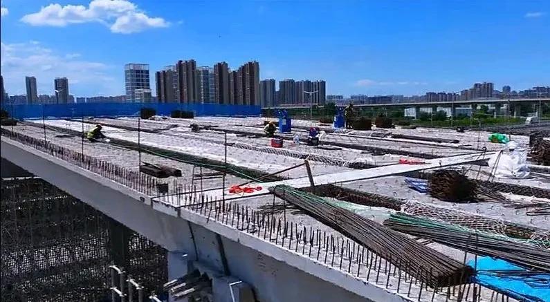 石家庄和平路高架桥东延建设现场那叫一个热火朝天！宽阔路面逐渐成型，高高吊起的吊车