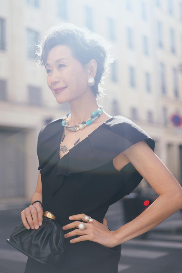 什么样的女人算自然美叶童真的是自然的老去，老去以后依然优雅，美丽，令人着迷！