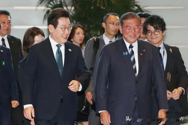 李在明现在的狐狸尾巴彻底露了出来，他比尹锡悦更加的媚日，连历史问题都不谈了，彻底