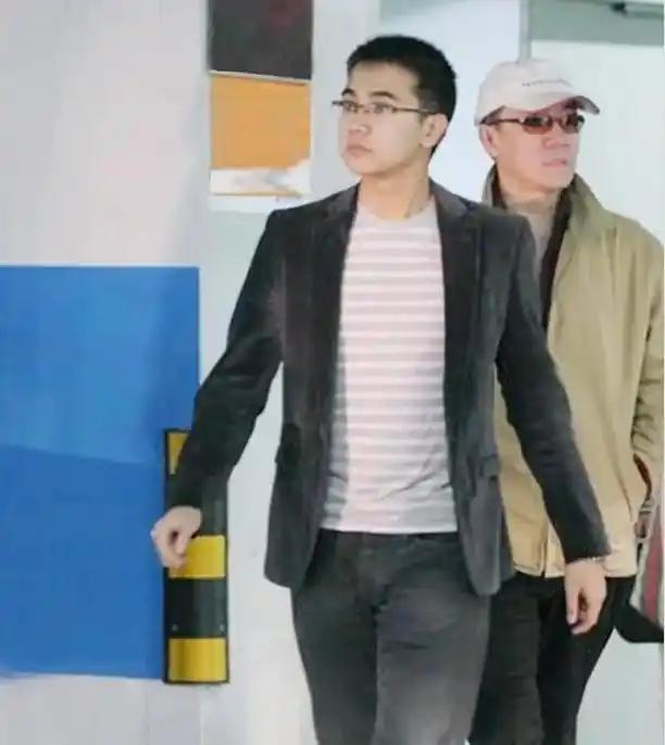 李幼斌的两个儿子，亲儿子李小珂，40岁，没进娱乐圈，在北京做一份普通又稳定的工作