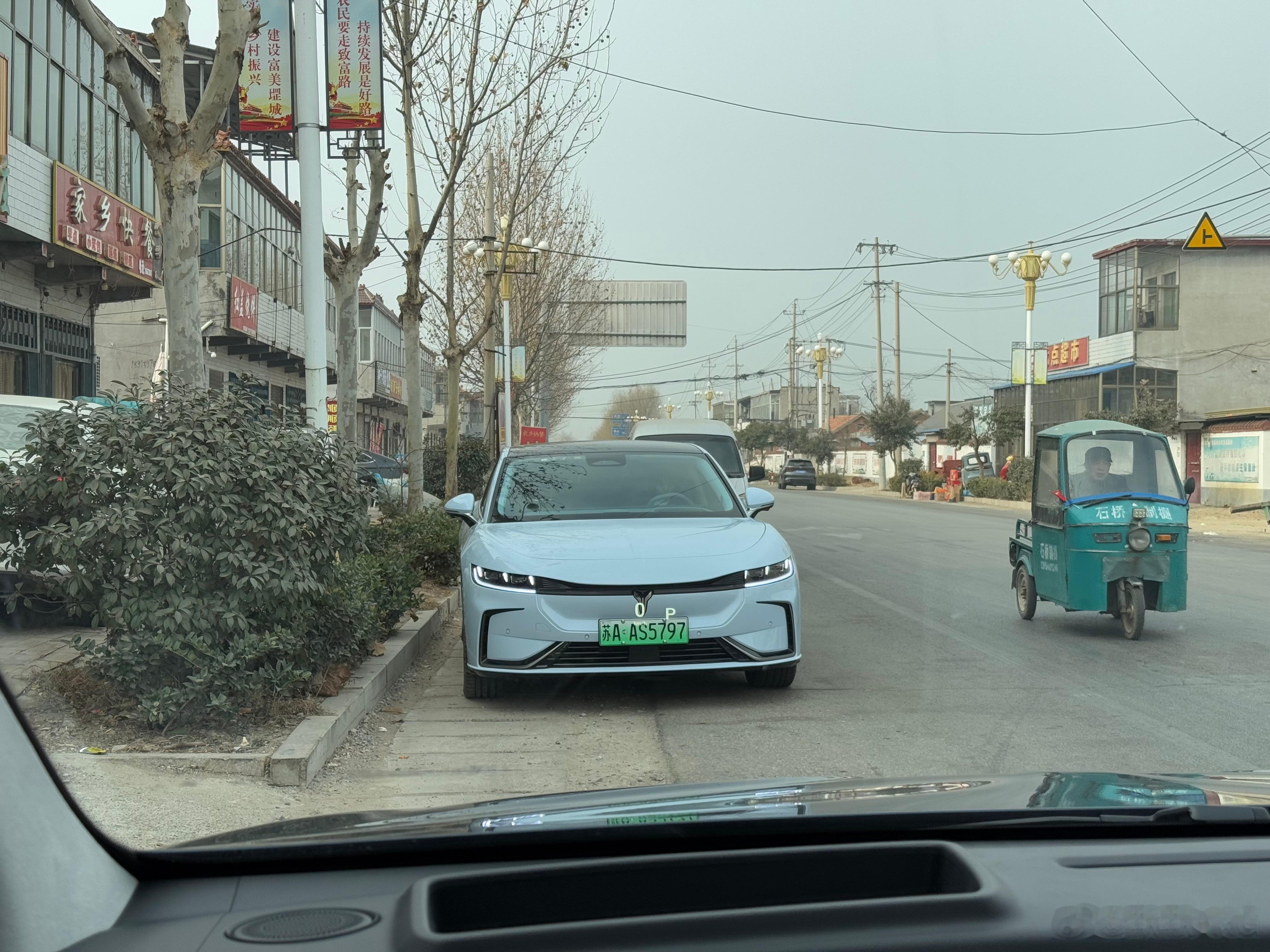 回到山东，路上各种各样见不到的车，经常能见到起亚KX1这样的小型车。三四线城市是