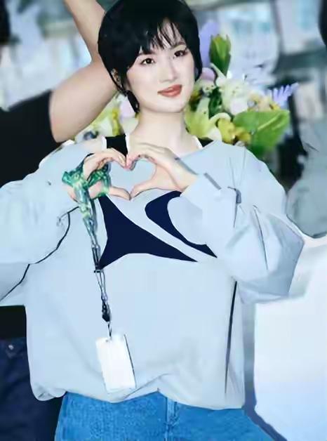 央视年代剧《老舅》播出2天，华为二公主姚安娜实现口碑逆转。她在剧中饰演逐梦富二代