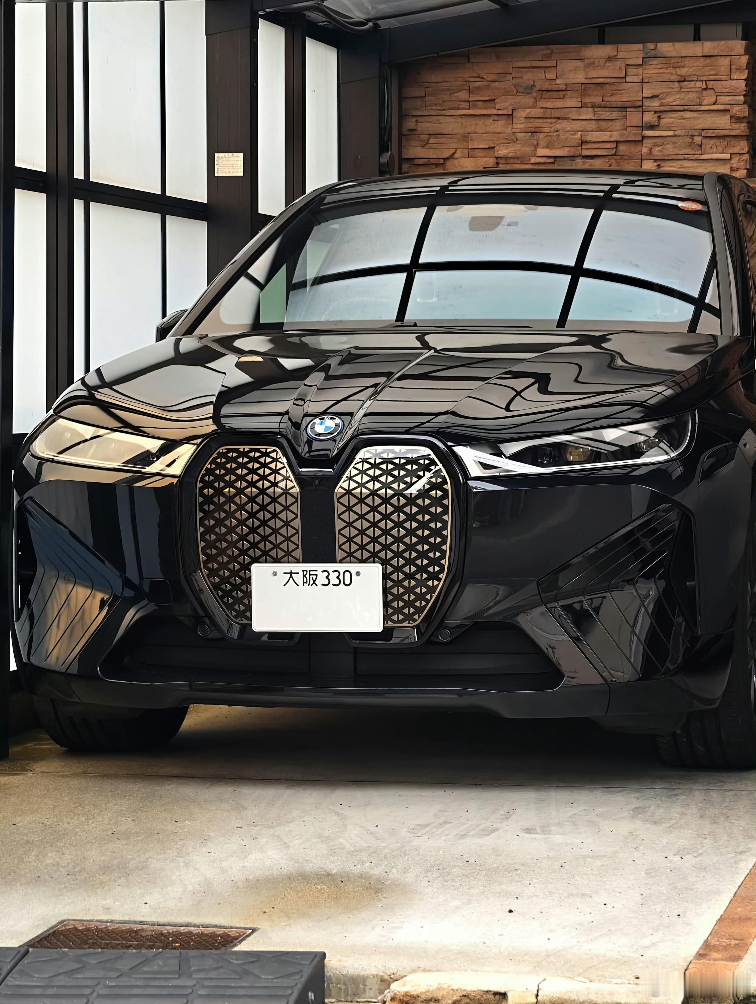 之前偶遇一位bimmer的车库，一辆iX，一辆iX1。当时我就说，等新世代上市以