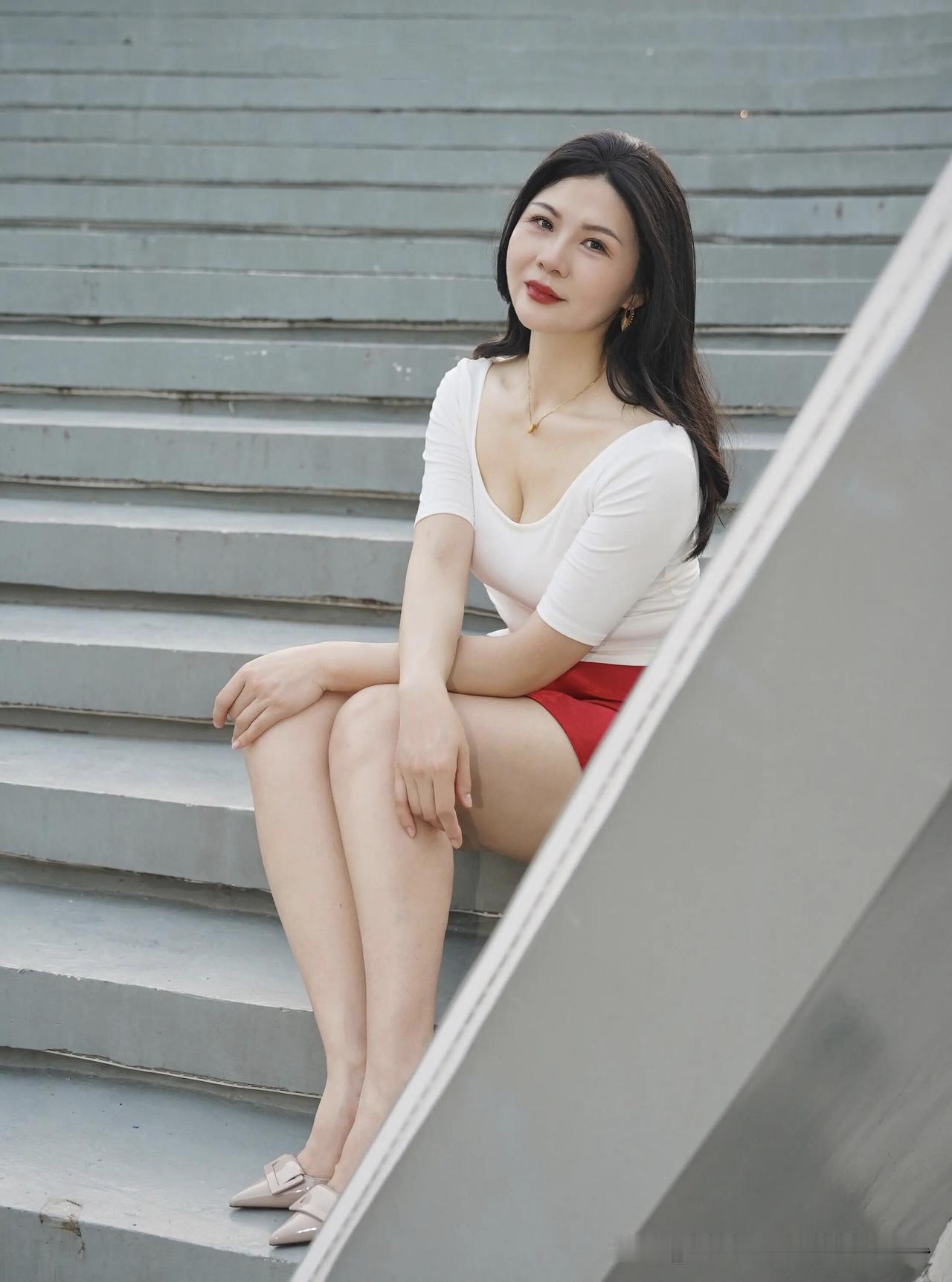 优雅自信穿搭分享成熟女人魅力通勤装