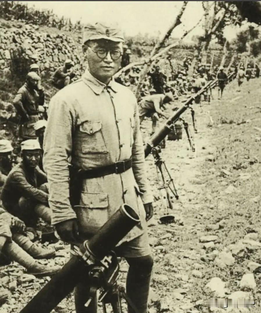 1939年，八路军一分区在突围时，副司令高鹏想起忘拿饺子，执意回去拿。杨成武挥枪