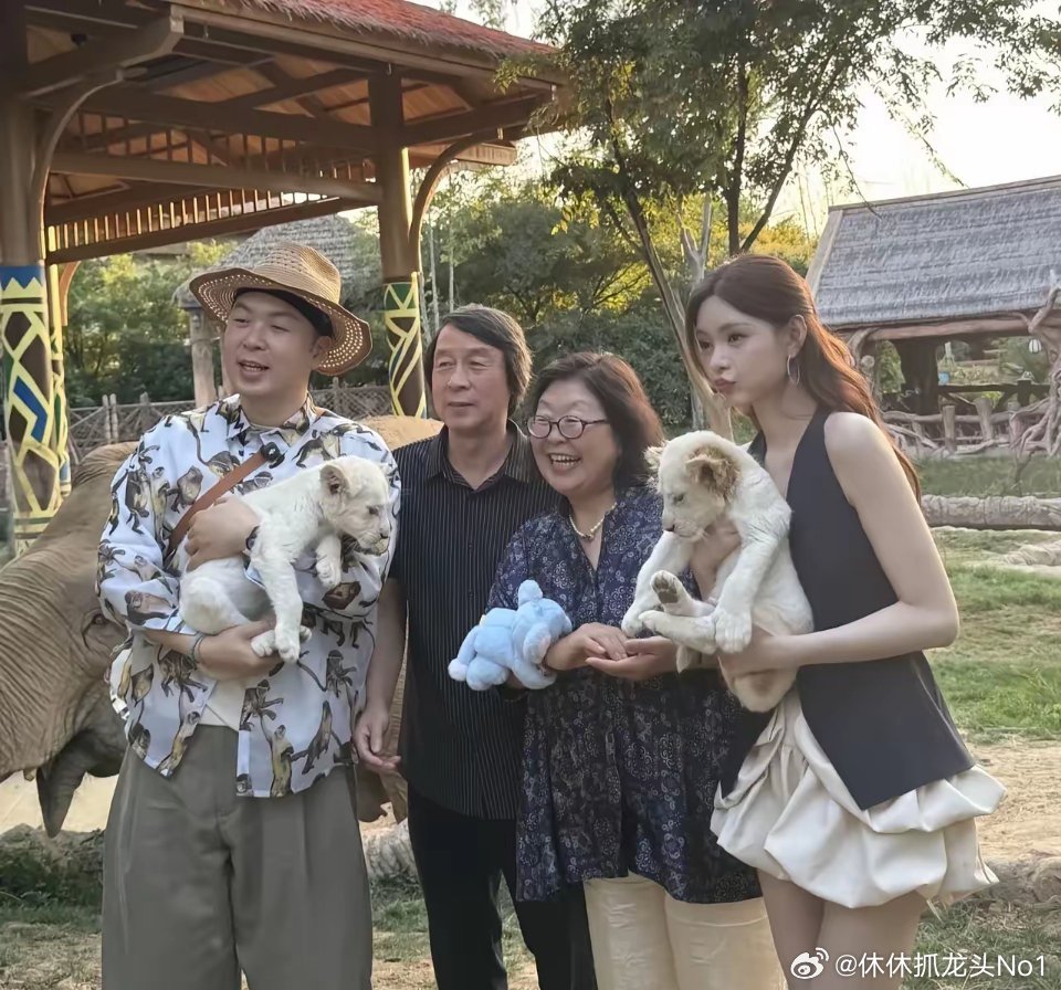 杜海涛带沈梦辰去了郑州的银基动物王国，现场无人机烟花秀排场拉满，他还不停地喊她“