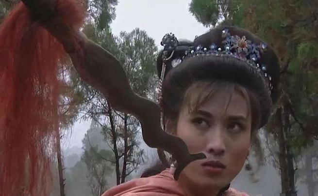 1561年，戚继光在外纳了小妾，并生了5个儿子，妻子王氏得知后，抄起一把长刀就向