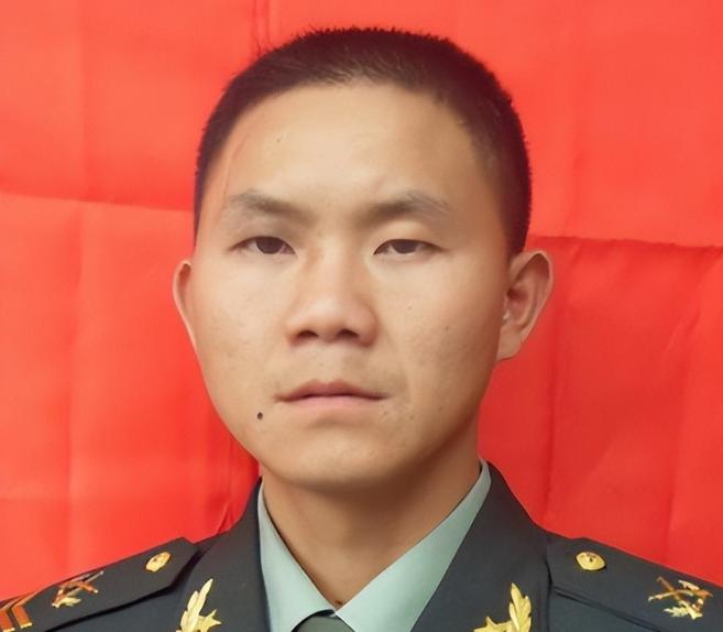 “闭嘴！老子摸一下怎么了！”2001年，一歹徒撕开女孩胸前的衣服，欲行不轨。女孩