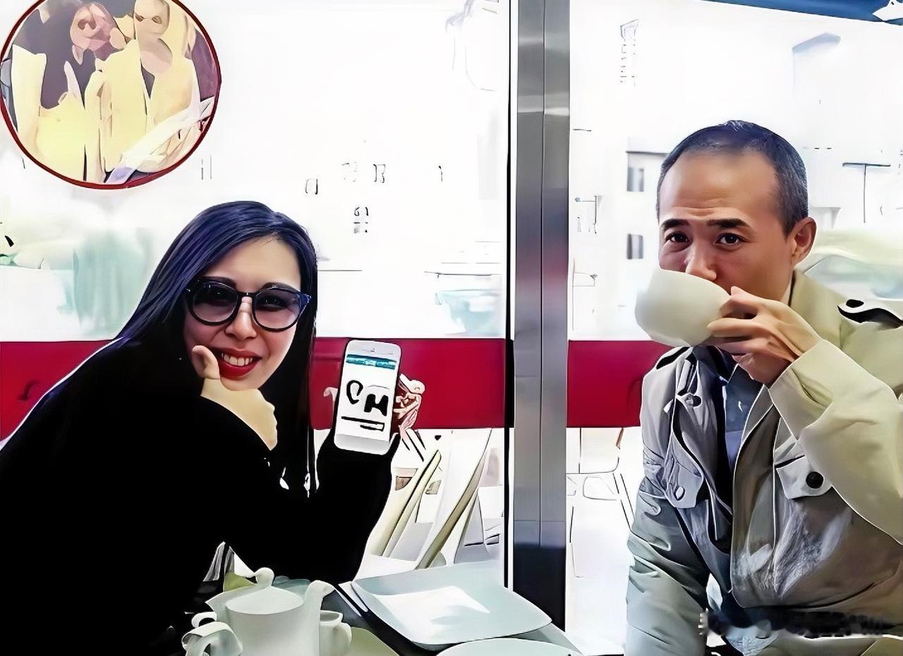 当年处于热恋之中的王石与田朴珺，看不清楚田朴珺面向镜头，手机上晒的是什么，是“笨