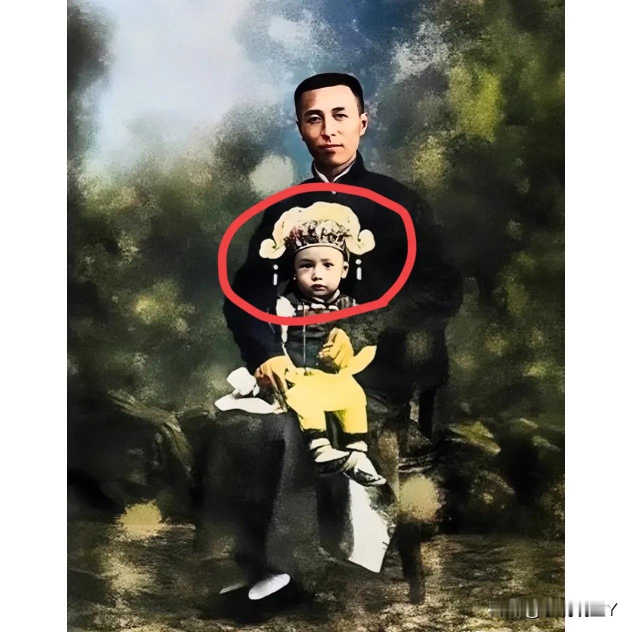 猜猜照片中这位伟大的父亲怀里抱着的这个小男孩是谁？谁都没有想到，长大后的他居然会