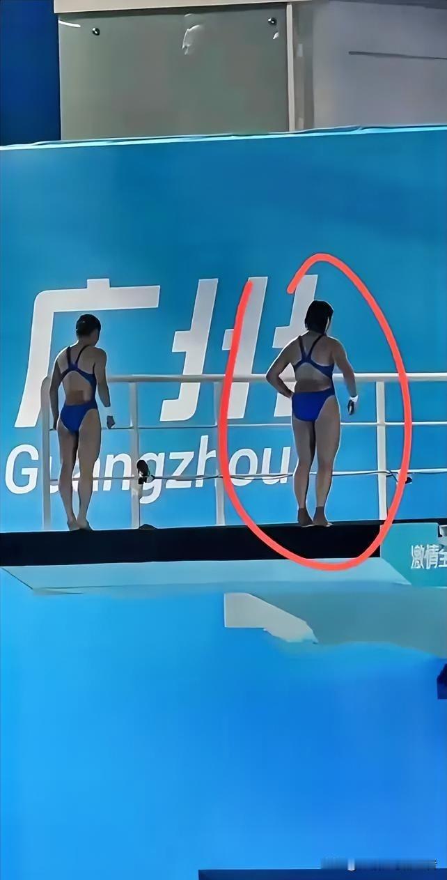 太惊险了全红婵在起跳前，不知道是有意还是无意，竟然脚滑了一下，当时我的心都提到