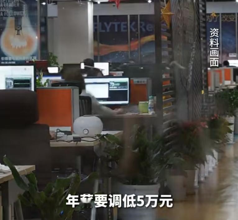 “门缝里看人！”湖南长沙，一女子拿到“北大硕士学位”，但本科是成都理工大学，