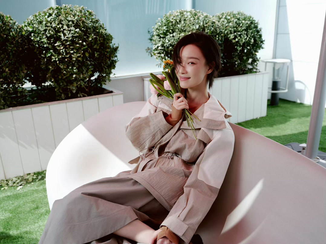 倪妮ecco品牌代言人活动现场的倪妮，把春天穿在了身上。浅卡其与灰绿的碰撞，自