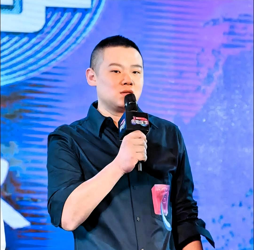 明明是个说相声的，偏要往偶像剧里挤，瘦了8斤就觉得自己能演男主了。岳云鹏发文