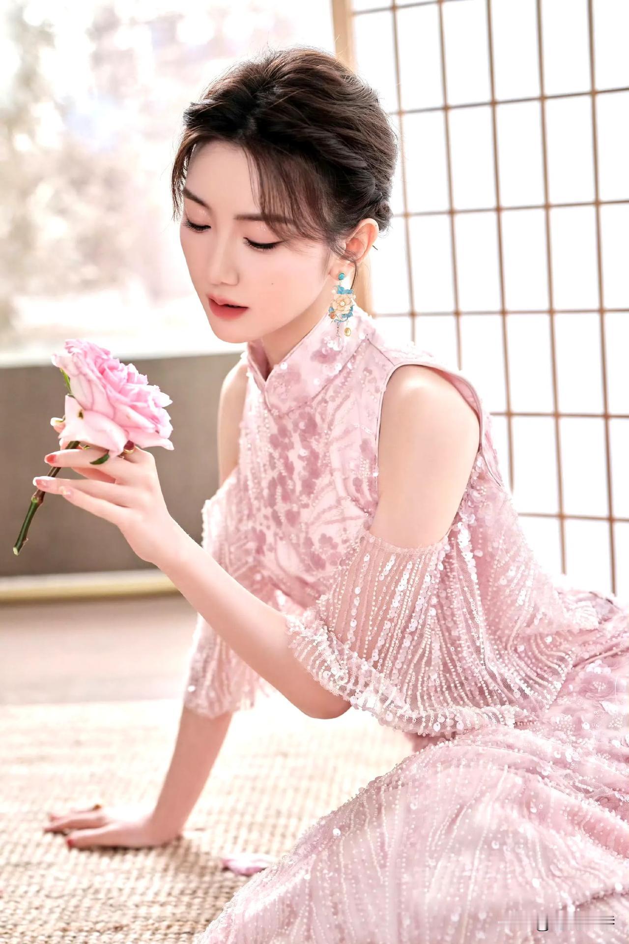 毛晓彤，粉色系穿搭，少女感满满。手上的玫瑰很美，她比玫瑰更娇美。