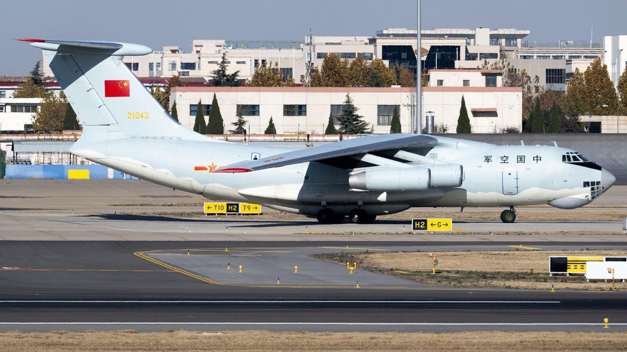 空军的21043号伊尔七六运输机，这是三十九团的老飞机，九十年代初采购自俄罗斯的