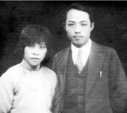 1898年5月4日，一个刚刚分娩的女人，指着她刚出生的女儿，大声说道：“快把这个