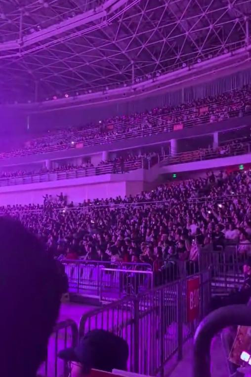 岳云鹏武汉演唱会依旧是人山人海，坐得满当当的！武汉演唱会，是岳云鹏“非要唱”演唱