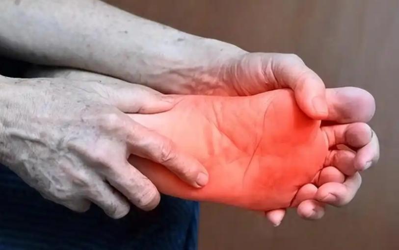 刚过凌晨两点，刷到篇讲血栓的文章。里头说老李半夜腿抽筋、胸闷，结果查出来是下肢静