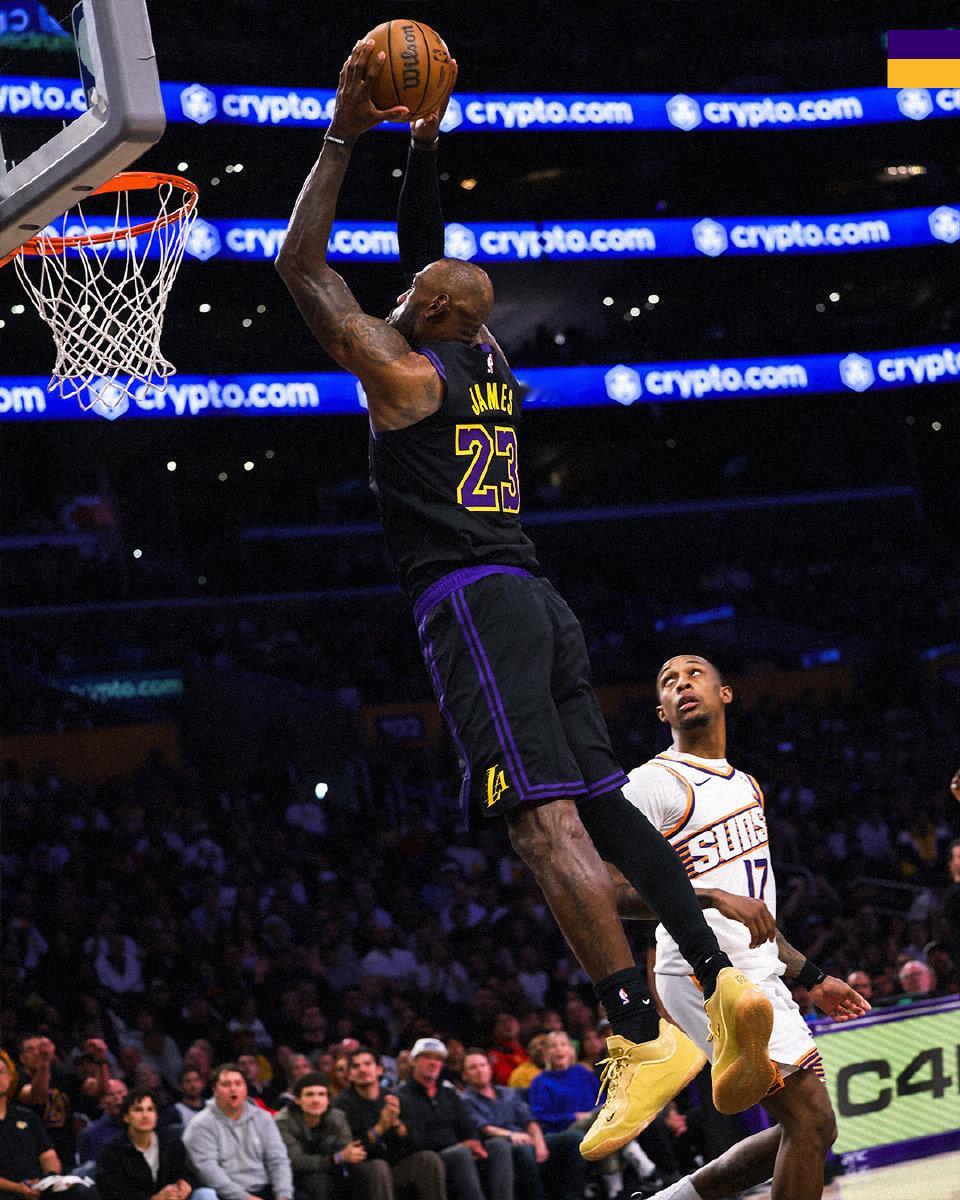 湖人101-73太阳，赛后前湖人名宿罗伯特-霍里盛赞詹姆斯，其写道：“他依然有油