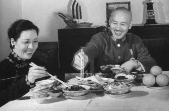 蒋介石这个人有很多讲究，比如：不抽烟、不喝饮料、不喝酒、更不品茶，平时就